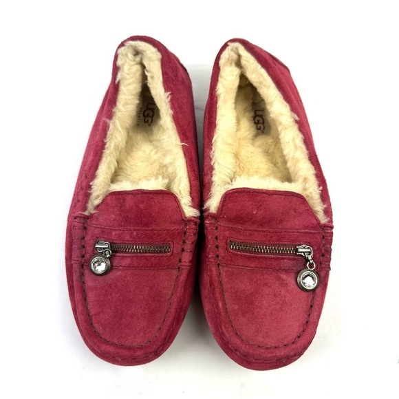 UGG Ansley Charm Slippers 7 Red Berry Shearling Lined Slip On Moccasin Womens - Picture 1 of 8